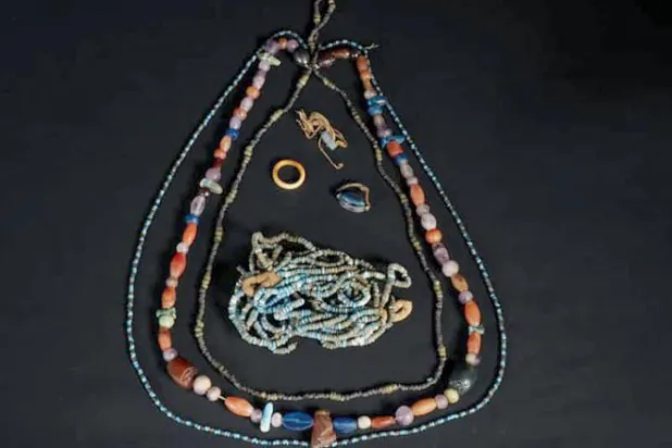 كنز من المجوهرات مع مومياء مراهقة فرعونية