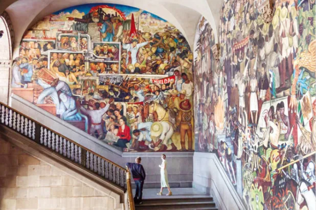 اللوحات الجدارية من أعمال الفنان دييغو ريفيرا في القصر الرئاسي بمكسيكو سيتي (غيتي)