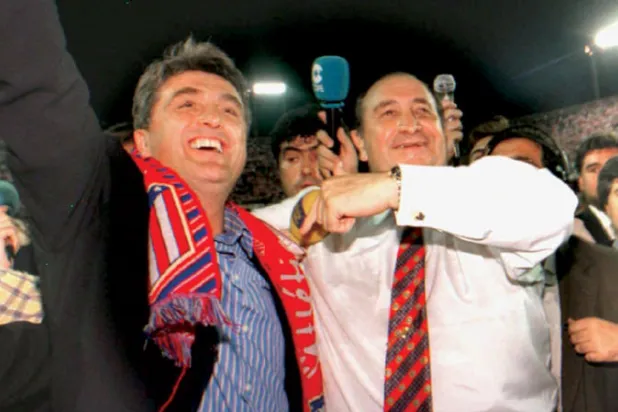 أنتيتش (يسار) ورئيس أتليتكو جيل يحتفلان بحصد النادي لقب الدوري الإسباني عام 1996 (أ.ب)