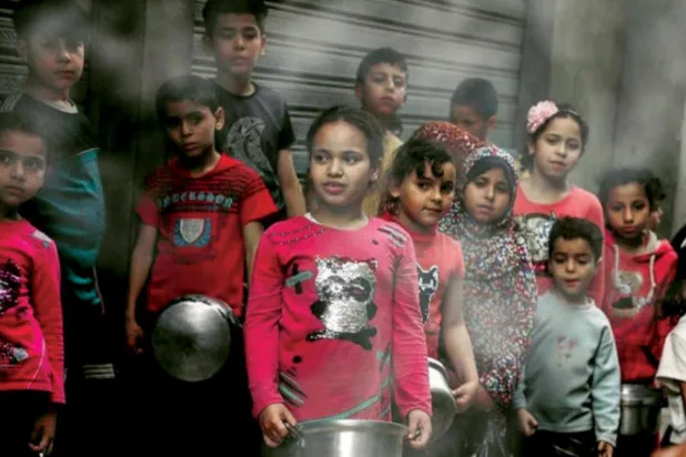 بسمات الأطفال بعد أن يملأ لهم أوعيتهم تطفئ نار وشقاء كلّ تعبه (الشرق الأوسط)