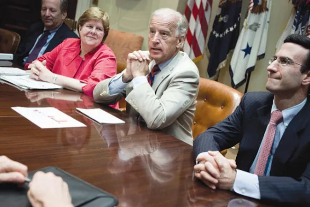 بايدن يستغل الأزمة الاقتصادية لإنعاش حملته