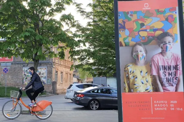 بسبب «كورونا»... ليتوانيا تنظّم «أسبوع موضة الكمامات»