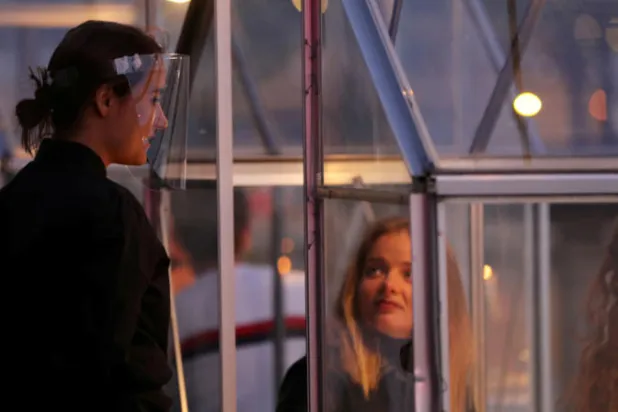 مطعم هولندي يبتكر كبائن منعزلة لضمان التباعد الاجتماعي