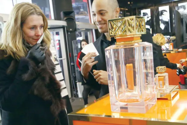 كيف نشتري العطور في ظل «كورونا»؟