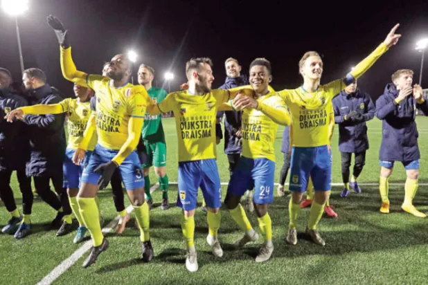 لاعبو كامبور يحتفلون بالفوز على ألكمار في آخر مباراة قبل إنهاء الموسم (غيتي)