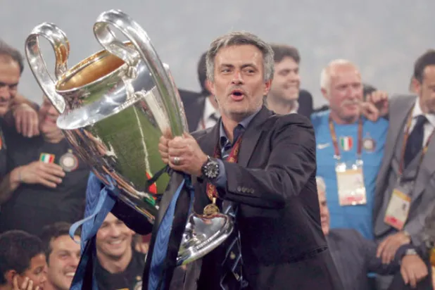 مورينيو وكأس دوري أبطال أوروبا بعد فوز إنتر ميلان على بايرن ميونيخ عام 2010 (الغارديان)