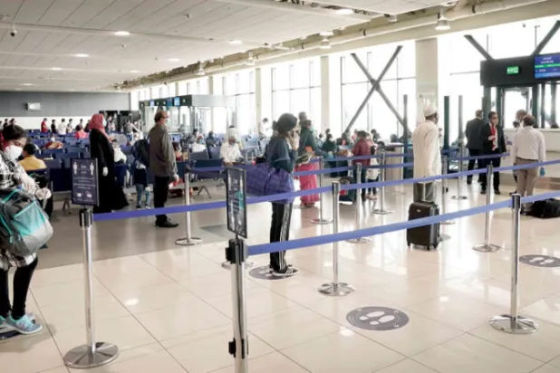 تعمل المطارات العالمية على تطوير أنظمة للتعامل مع حركة المسافرين تضمن عدم انتشار فيروس كورونا (رويترز)