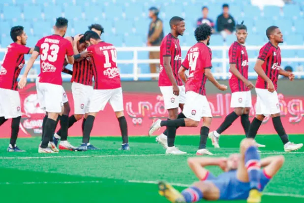 لاعبو الرائد يحتفلون بأحد أهدافهم في دوري المحترفين (الشرق الأوسط)