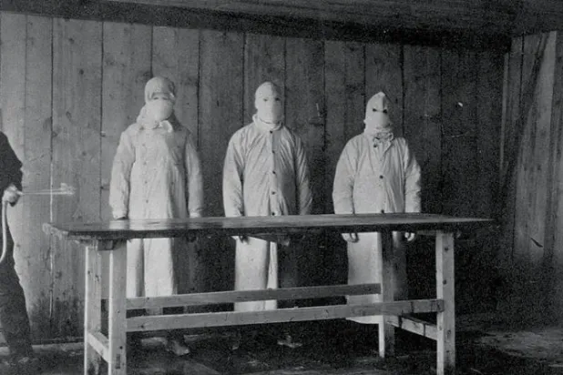 جانب من تعقيم طاولة تشريح في مستشفى يعالج مرضى الطاعون في الصين عام 1910 (غيتي)