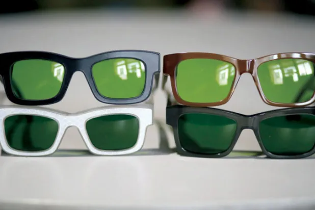 نظارات مطورة تعطّل تقنية التعرف على الوجوه