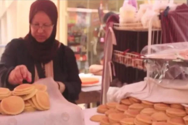 «أم محمد» أول امرأة تبيع «القطايف» في غزة