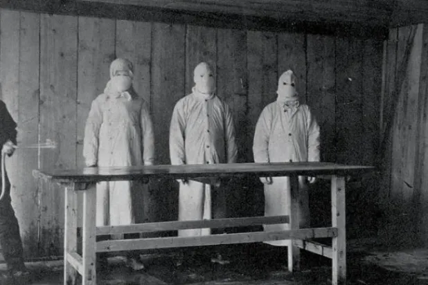 1910’da Çin’de salgın hastalarının tedavi edildiği bir hastanede otopsi masası dezenfekte edildiği sırada çekilen bir fotoğraf (Getty)