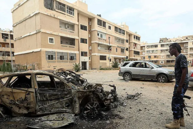 معارك متقطعة في طرابلس تطال شاحنات نقل الوقود