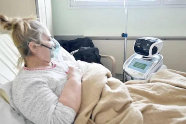 وباء «كورونا» يعزز الاعتماد على الروبوتات في مكافحة العدوى (رويترز)