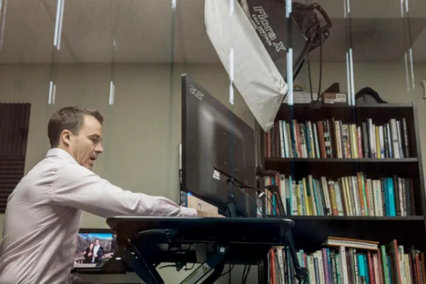 دانيال رينش المؤسس المشارك لموقع «chess.com» الإلكتروني قام بالتعليق على فعالية كأس العالم للشطرنج مباشرة (نيويورك تايمز)