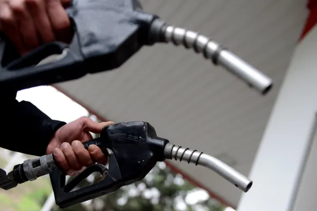 Benzinde 19, motorinde 10 kuruş indirim beklentisi