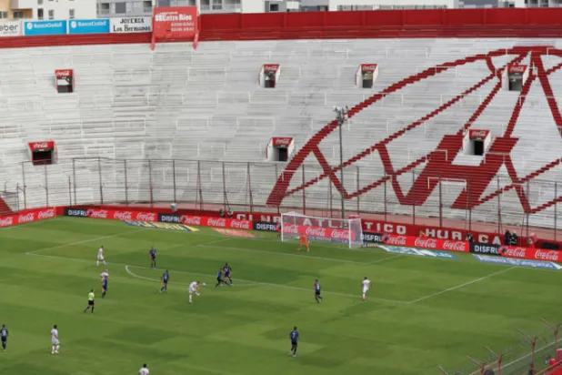 الأندية ستسعى بشتى الوسائل إلى البحث عن موارد مالية جديدة في ظل غياب الجماهير (رويترز)