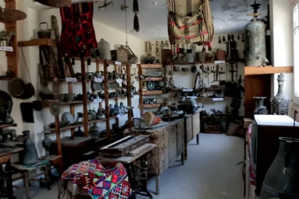 زاوية في المتحف تضم قطعاً نحاسية (الشرق الأوسط)