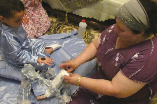 الحنة للطفل في حفل الختان