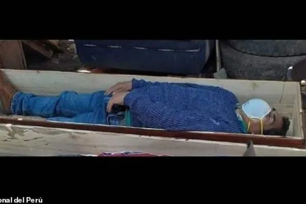 لكسره قواعد الإغلاق... رئيس بلدية بيروفي يتظاهر بالموت خوفاً من الاعتقال