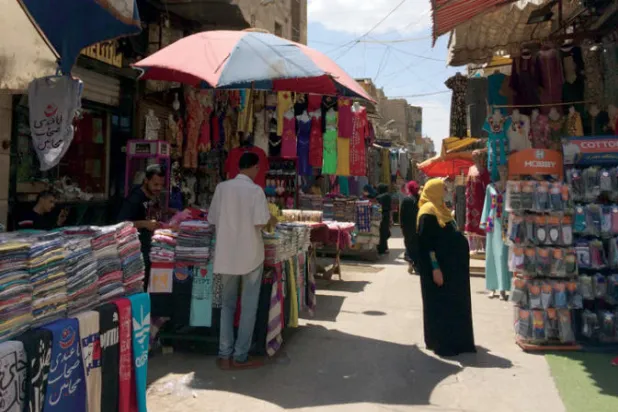 إقبال رواد «الموسكى» على شراء المفروشات دون الملابس