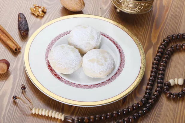 كعك بماء الزهر ينافس بسكويت اللوتس في مصر