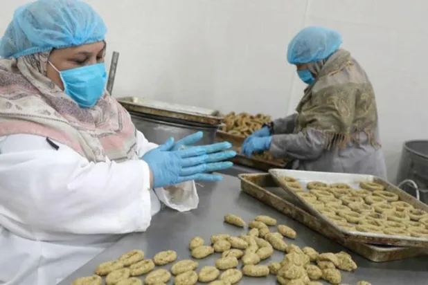 تتشارك النساء في صنع الكعك للحفاظ على طقوسه (الشرق الأوسط)