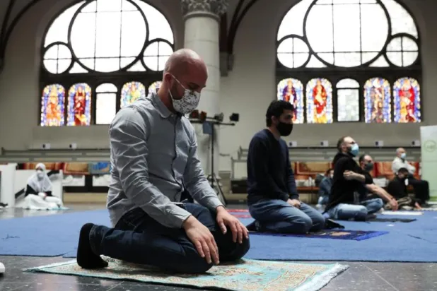 في ظل قواعد التباعد... كنيسة في برلين تستضيف صلاة الجمعة (صور)