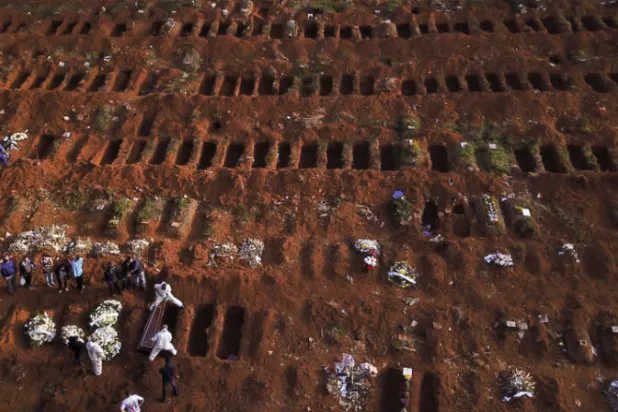 قبور فارغة حفرت لدفن ضحايا فيروس {كورونا} في ساو باولو أول من أمس (رويترز)