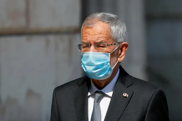 الشرطة النمساوية تضبط رئيس البلاد وزوجته في مطعم بعد وقت الحظر