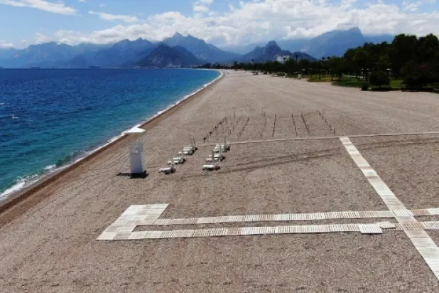 Konyaaltı Sahili'nde şezlong ve şemsiyeler sosyal mesafeli yeni düzene göre yerini aldı: İşte yeni kurallar