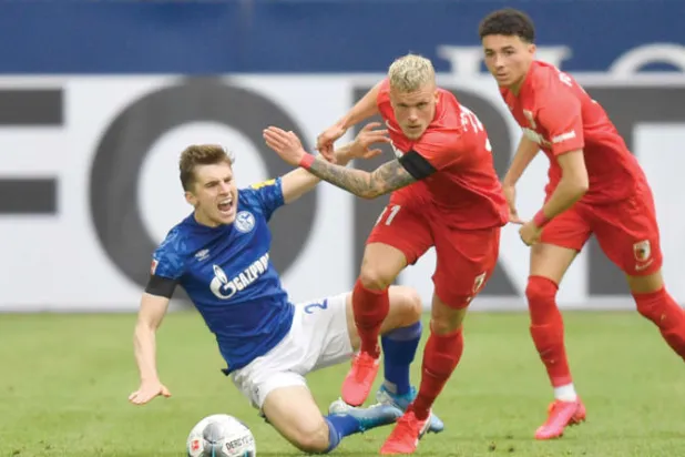 جونجو كيني: حياتي كلاعب وإنسان تغيرت منذ انضمامي إلى شالكه