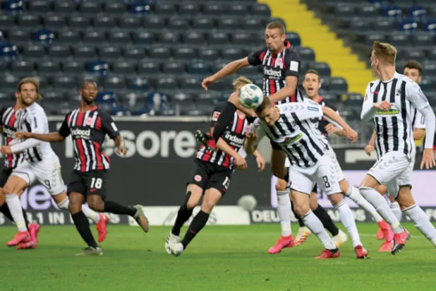 مباراة إينتراخت فرانكفورت ضد فرايبورغ الثلاثاء شهدت 6 أهداف (3 – 3) أمام مدرجات خاوية (إ.ب.أ)