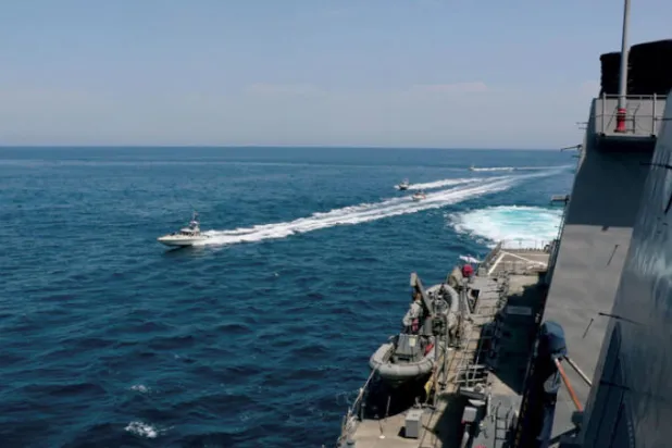 زوارق تابعة للحرس الثوري الايراني تقوم بمضايقة سفن حربية أميركية في الخليج منتصف الشهر الماضي (إ.ب.أ)