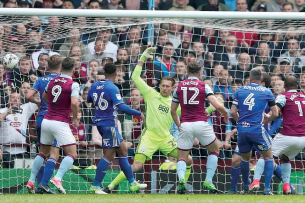 «تجربة كورونا» دفعت مهاجماً سابقاً لأستون فيلا إلى بيع أحب الأشياء إليه