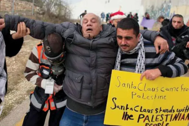 الصحافي أياد حمد عقب إصابته في مواجهات بالضفة