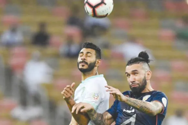 مدافعان أفريقيان يتنافسان على شعار الأهلي