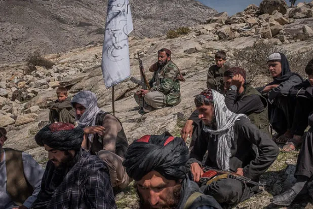 مجموعة من مقاتلي «طالبان» على تل في ولاية لغمان (نيويورك تايمز)