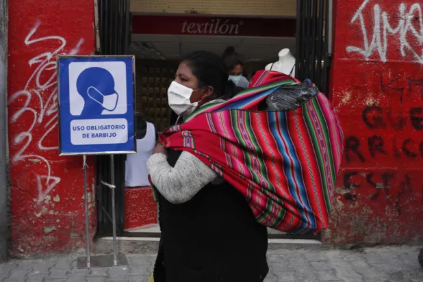 لافتات على منازل المصابين بـ«كوفيد - 19» المنتهكين للحجر في بوليفيا