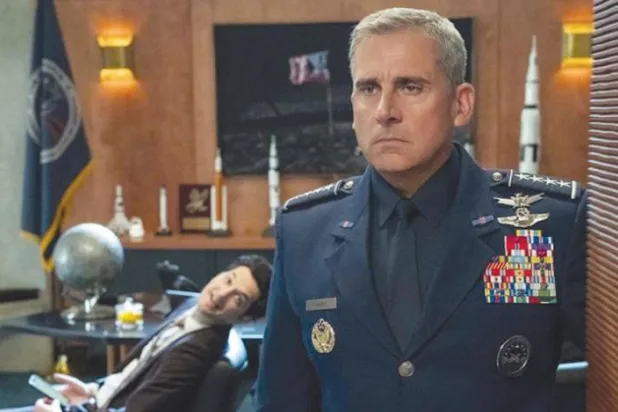 Steve Carell’in yer aldığı “Space Force” (Uzay Gücü) dizisinden bir sahne.