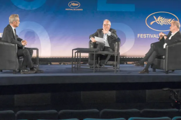 الصحافي الفرنسي لورين فغيل ومدير مهرجان كان تيري فريمو ورئيس المهرجان  بييرلسكور خلال اعلان الترشيحات (ا ف ب)