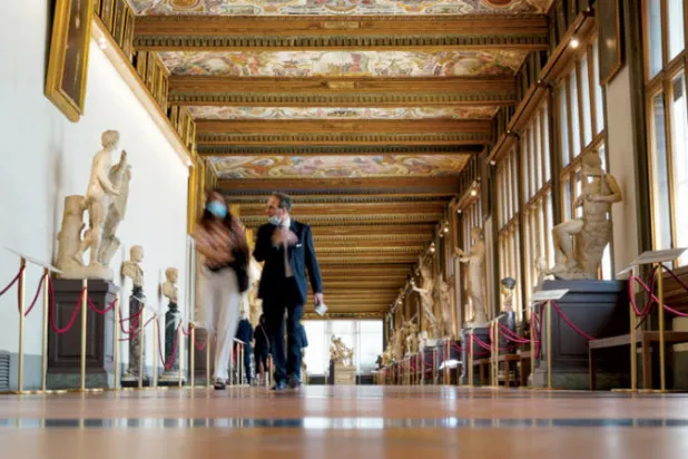 تدفق الزوار من الإيطاليين إلى ردهات وصالات متحف يوفيزي في فلورنسا للاستمتاع برؤية أشهر اللوحات لفناني عصر النهضة (أ.ب)