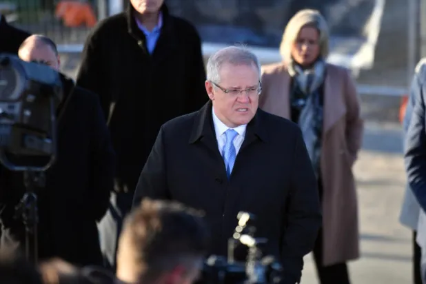 أسترالي يقاطع رئيس الوزراء على الهواء: «ابتعد عن عشب منزلي»