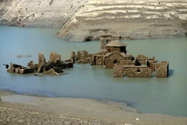 مختفية منذ 26 عامًا... قرية إيطالية مغمورة تحت الماء قد تظهر مرة أخرى