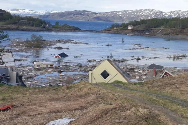 شاهد... انهيار أرضي قوي يجرف مباني إلى البحر في النرويج
