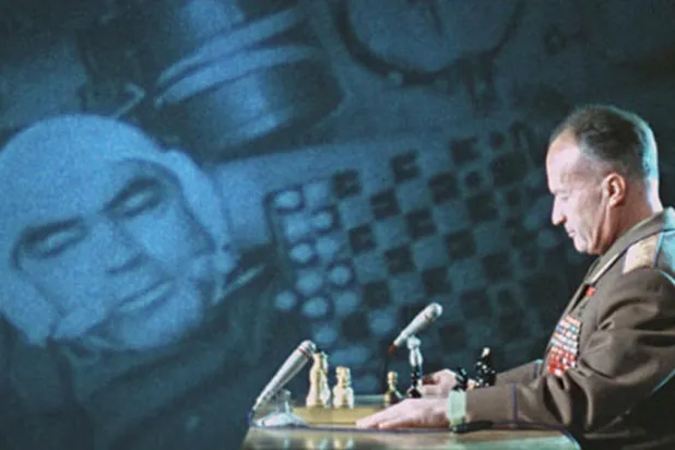 مشهد من أول مباراة شطرنج في التاريخ بين الفضاء والأرض جرت في 9 يونيو عام 1970