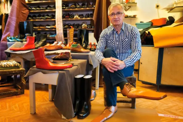 لوب مرتدياً حذاء التباعد الاجتماعي