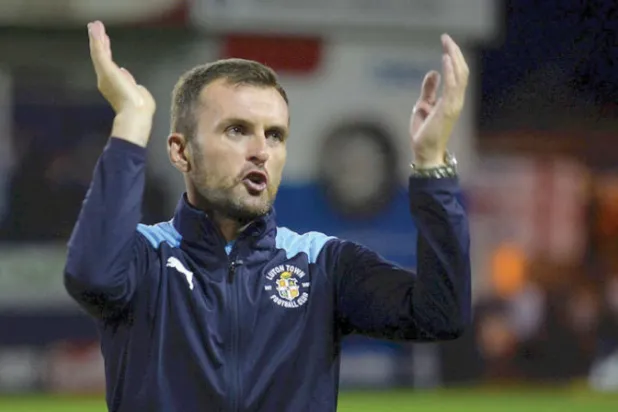 جونز يعود لتدريب لوتون تاون لكن الطريق ليست مفروشة بالورود