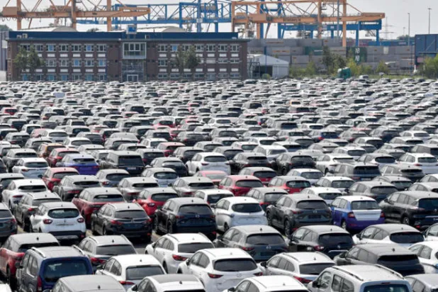 ترمب يهدد بفرض رسوم جمركية على السيارات الأوروبية