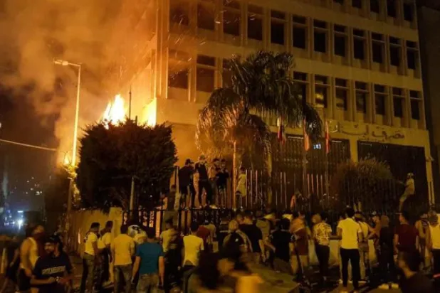 بازگشت معترضان لبنانی به خیابان‌ها و بستن راه‌ها در پی سقوط لیره